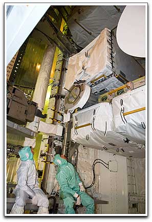 STS-127 crew check out Kibo paylod in Endeavor bay