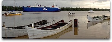 Boat carrying Ariane