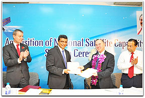 SSTL + Sri Lanka signing