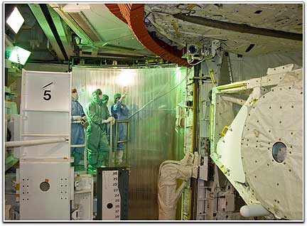 STS-125 payload inspection